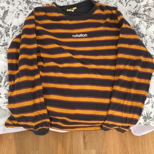 Tröja - Bra skick men ändå använd. Sitter som en m/l.