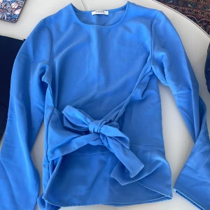 Blå topp med 2 remmar - Storlek; S En blå fin tröja som har 2 remmar. Fint skick.