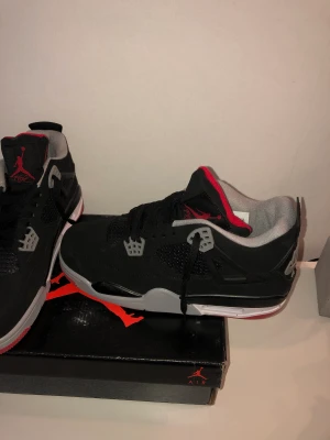 Jordan 4s retro bred - Säljer mina helt ny Jordan 4s retro bred då dom inte passad kvitto finns äkta storlek 42 frakt går att lösa