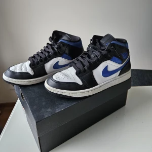 Jordan 1 Mid Racer Blue  - Hej,  Säljer mina jordan 1 Mid Racer Blue eftersom jag vuxit ur de. De är använda och är i ganska bra skick.  Orderbekräftelse finns och även original box. Köpta på StockX.