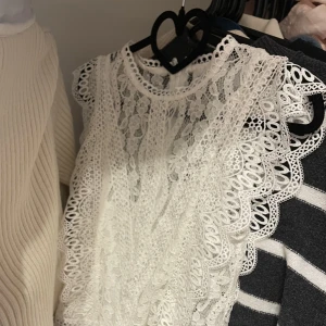 Spets topp - Säljer min fina sommar spets topp vit. Skriv till mig om du har några funderingar! ☺️