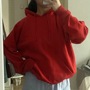 Oversized hoodie - SKITnajs och oversized hoodie! Riktigt tjockt och bra material och superskön på! 