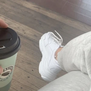 Sneakers  - Vita sneakers som är använda två tre gånger, jag har storlek 37 på dessa men 38 i normala fall 🫶🏻