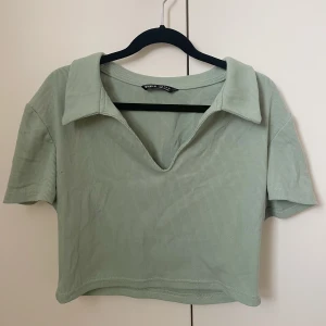 Croppad top - Jättefin croppad topp i ribbat material. Är knappt använd och är i väldigt bra skick!💫💕🫶🏼 skulle säga att den sitter som en s😇