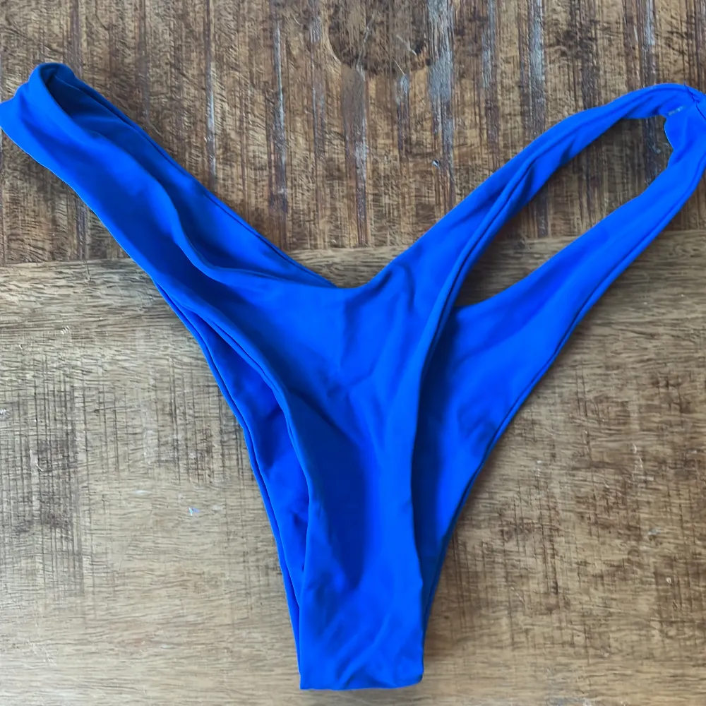 Säljer en bikini köpt från Shein. Hög underdel och lätt att knyta överdelen. Tyvärr för liten för mig. Passsr xs, s. . Accessoarer.