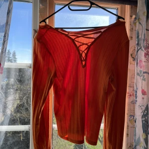 Orange topp med snörning - Orange topp med snörning  Den är i XL men tycker att den är i L