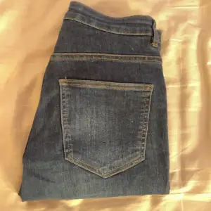 Fina mörkblåa Jeans från h&m. Sitter jättesnyggt vid rumpan. Tyvvär är dem för långa på mig. 