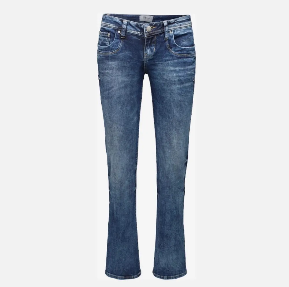 (Lånad bild)  Säljer dessa as snygga LTB jeans på grund av att de är förstora, de är nyskick och passar även med typ allting. Lågmidjade och boot cut. Jeans & Byxor.