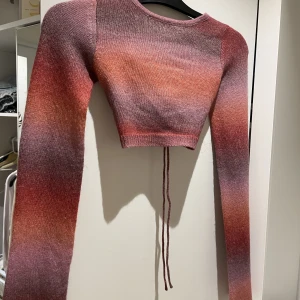 Bershka - Topp från bershka som använts en gång med öppen knytning i rygge