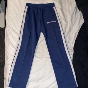 Palm angels  - Snygga palm angels byxor. Äkta såklart. Skicket är 9/10 och och dom har inga skador. Säljer eftersom jag behöver pengar. Tveka inte att höra av er och ställa frågor och be om fler bilder. 