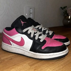 Rosa jordans 1  - Ett par rosa Jordan i storlek 36! Knappt använda så har stått och dammat ett tag:/ 