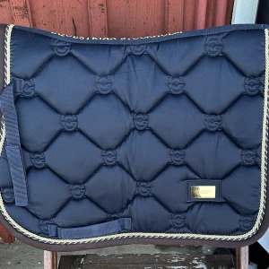 Equestrian Stockholm schabrak - HOPPSCHABRAK ROYAL CLASSIC, storlek ponny, hopp-schabrak i bra skick, frakt tillkommer. Hör av dig vid intresse💙💙