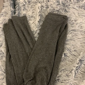 Tun mjukisar - Grå tunna sköna mjukisar från Gina tricket säker pgd att DNE it kmr till användning. Ganska skön att ha på sommaren känns som linnebyxor och blir svalt🤍🖤