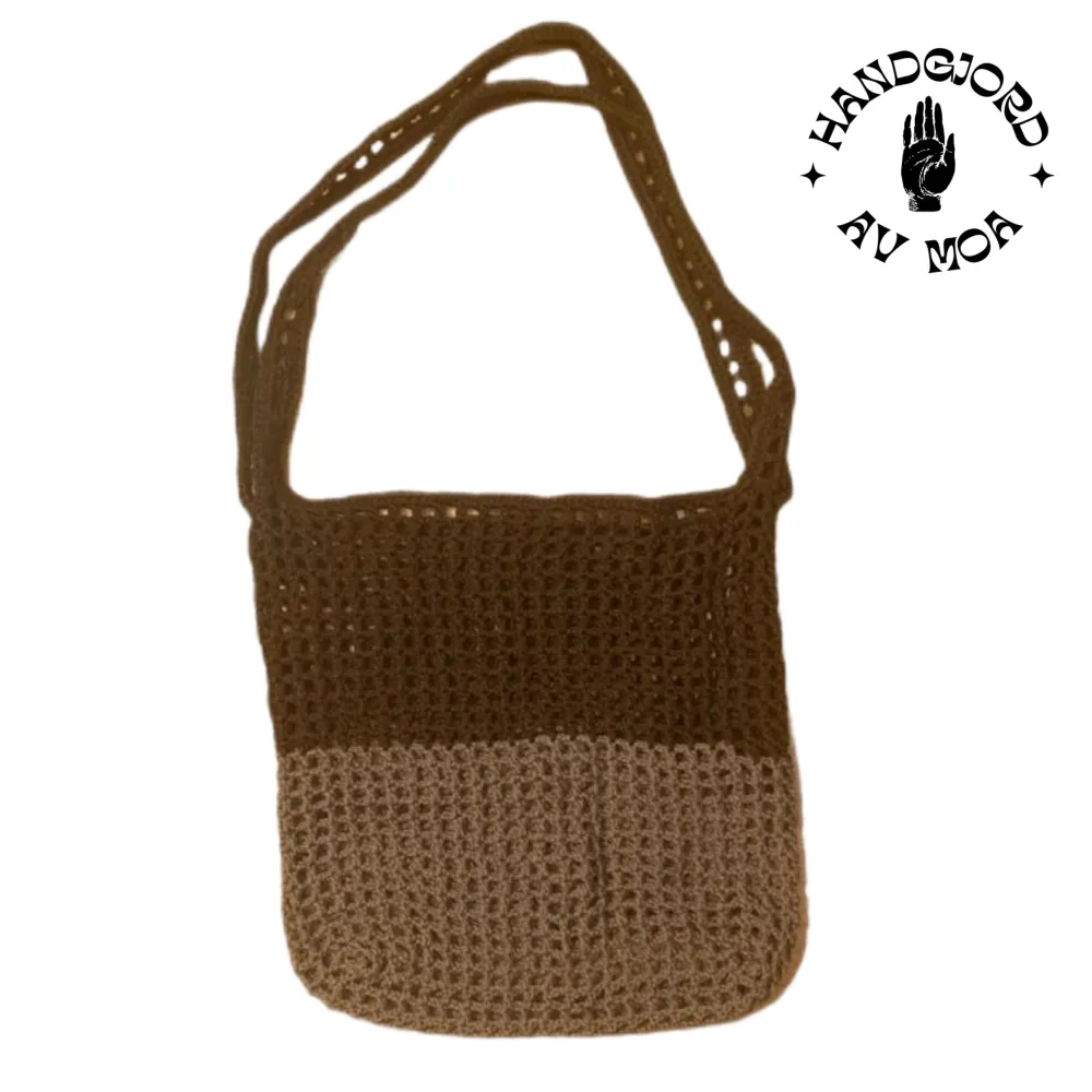 Handvirkad väska i bruna nyanser, perfekt som skolväska eller shoppingbag! Gör även andra färger & storlekar på beställning <33. Övrigt.