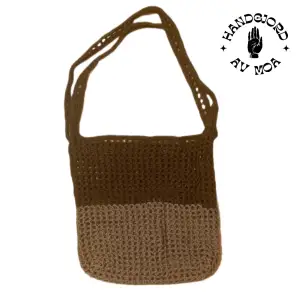 Handvirkad väska i bruna nyanser, perfekt som skolväska eller shoppingbag! Gör även andra färger & storlekar på beställning <33