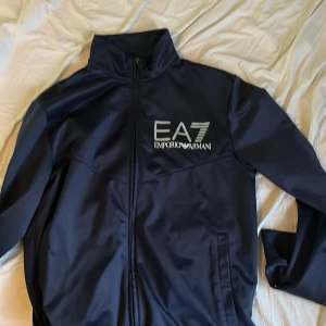 EA7 kofta  - Säljer nu min fina EA7 kofta då jag växt ur den. Koftan är i bra skick och har använts få gånger.