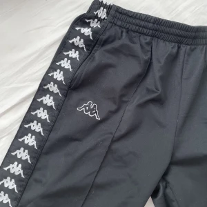 Kappa trackpants  - Jättesköna trackpants, passar perfekt på mig som är 178. 