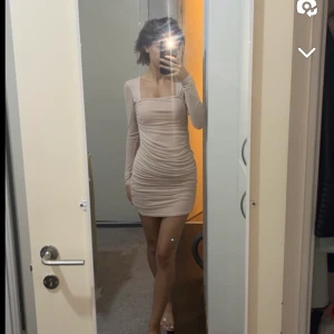 Klänning  - Säljer denna fina klänning, helt oanvänd. Passar bra för tjejer som har Xs i storlek men också S eftersom den är stretchig. 