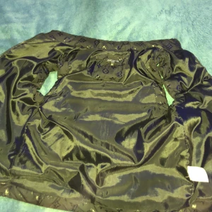 Louis Vuitton väst  - Säljer min lv väst för den är för liten för mig storlek 12-13 år. Vet ej om den är äkta.  Kan mötas upp i Falun/Borlänge, fraktas ej