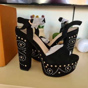 Nya platform heels - Helt nya klackskor! Aldrig använda. 