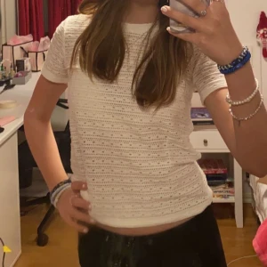Zara t shirt - Jag säljer nu denna super fina t shirt från zara med en slags hål design❤️super fin och endast använd några gånger💗storlek S