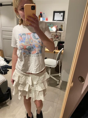 T-shirt  - Vit T-shirt med tryck från Urban outfitters i storlek S. Fint skick.