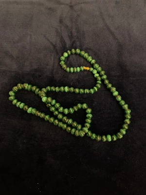 Halsband med malakiter  - Vackert halsband med helande kristaller 