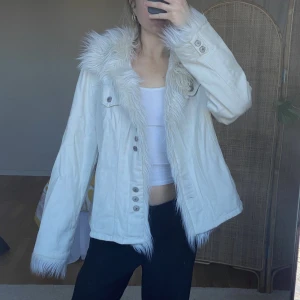Fakefurr jacka  - Fint jeansjacka (fodrad) med fuskpäls detaljer. Inköpt på en italiensk vintage butik, sparsamt använd & bra skick. Lätt oversize för mig som är S/M.
