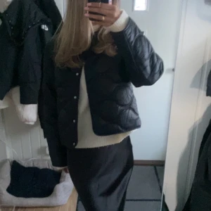 Jacka  - Säljer denna super fina jacka som bara är använd 1 gång. Säljer då den ej kommer till användning längre❤️buda gärna privat eller köp direkt för 600