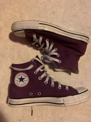 lila converse - Converse köpta på Sellpy. Inte äkta. Står inte storlek men är ungefär 39,5.