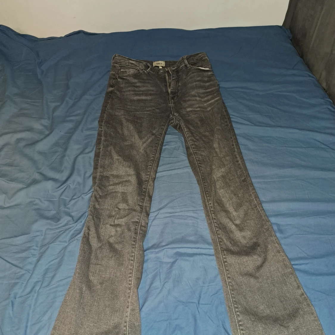 Grå bootcut/flare jeans från only💕 - 90