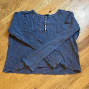 Långärmad från brandy Melville  - Jättefin långärmad tröja från Brandy Melville! Säljer på grund av att den inte har kommit till användning. Köparen står för frakten!