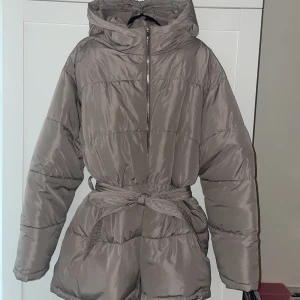 Ny Nelly jacka dam  - Helt ny!  Storlek 42 (passar 38-42) 