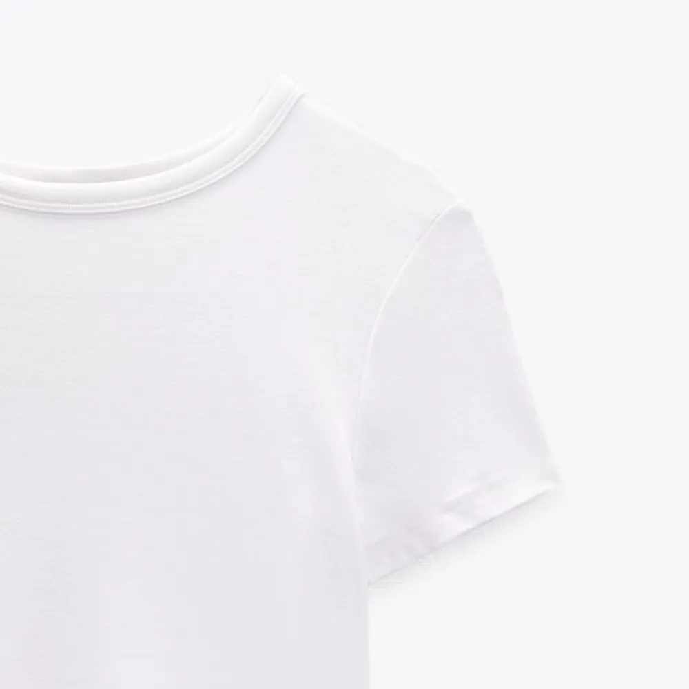 En vit tajt t-shirt från zara. Bra skick och inga defekter!💗. T-shirts.