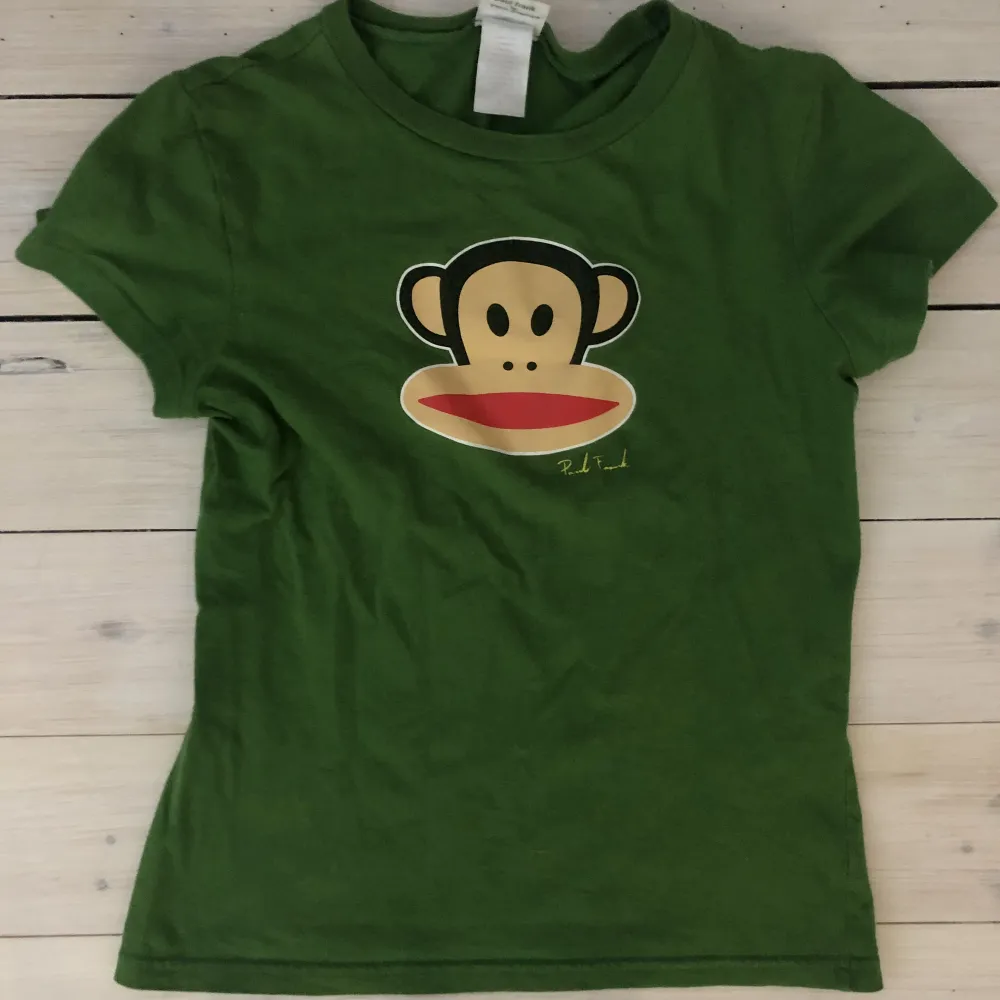 Säljer min gröna Paul Frank tröja! Den är storlek Small. Bra skick och söt ^_^ Skriv vid intresse och köparen står för frakten <3. T-shirts.