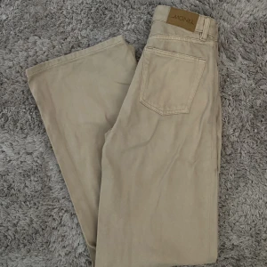 Beiga jeans - Supersnygga! Samma modell som bild 2 fast de är beiga. Storlek 24 och passar mig som är xs och 164 lång!