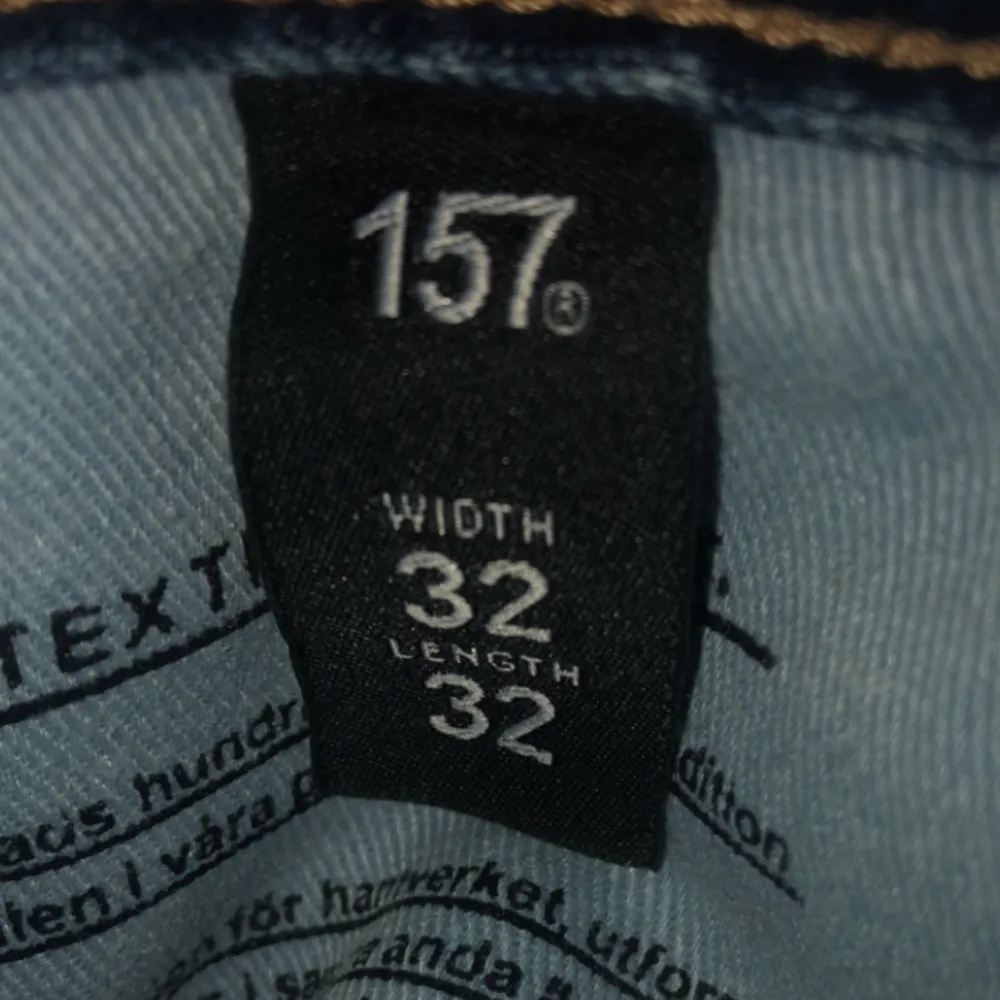 baggy stor jean mörk blå kan användas med bälte om det inte passar dig perfekt. Ren inte så använ, den kostade egentligen 300kr men säljer för 200kr . Jeans & Byxor.