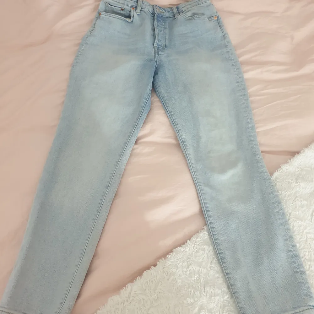 High waisted mom jeans från H&M. Jätte flattering för formen och i bra skick!. Jeans & Byxor.