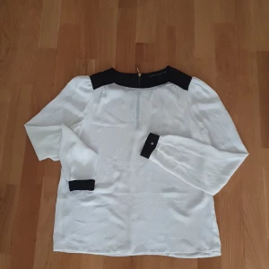 Blus från Zara  - blus från Zara. Storlek xs. Säljer saker pga flytt. Kan skicka fler bilder vid behov Kan träffas på ulriksdals station.