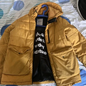 XL Jack&Jones vinter jacka - välanvänd gul vinter jacka i XL men  har passform som i L. stora fickor o bekväm. rensar garderoben så säg ditt pris :) 