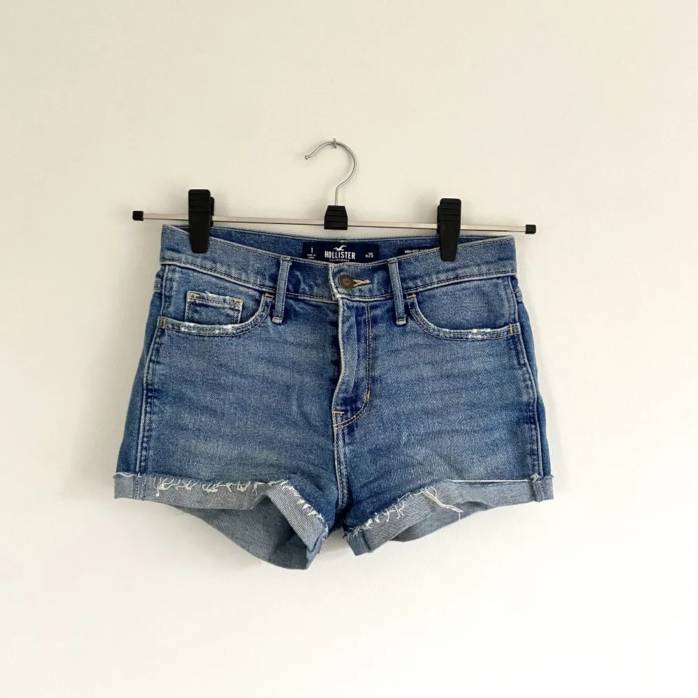 Ett par korta high rise shorts från Hollister. Perfekt till sommaren!  Storlek: w25 Material: 98% bomull, 2% elastan Skick: fint begagnat. Shorts.