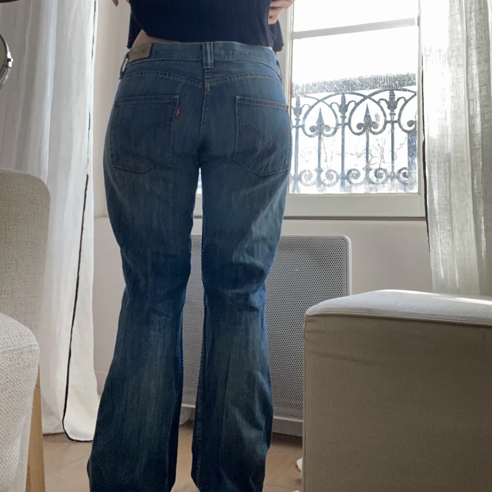 Sååå snygga lowrise levis jeans i bootcut modell 😍Jag på bilden har vanligtvis storlek 36 på zara jeans för referns. Jeans & Byxor.