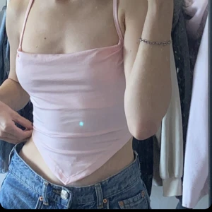 Topp - Säljer denna fina babyrosa toppen från H&M. Den har knytning på ryggen och den är bara använd några gånger 🩷