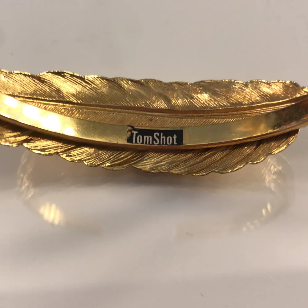 Jättefint armband från Tomshot. Gjort i Messing oxjärpar förgyllt i 18 karat guld . Accessoarer.