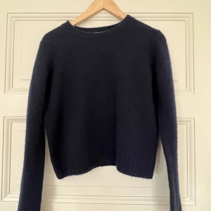 Cashmere tröja - Cashmere tröja i marinblått💓 från from future och 100% cashmere💓 storlek small💓 nypris 1700kr. Säljs för 650kr eller tillsammans med den andra grå/gula för 1000kr💓