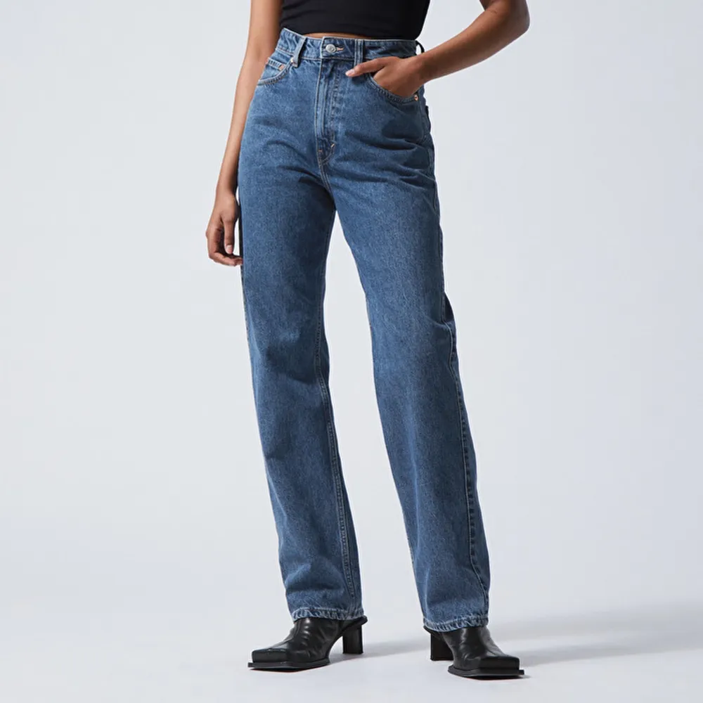 Blåa weekday jeans, aldrig använt.  Köpt för ca 600kr! Strl 28/32. Jeans & Byxor.