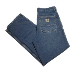 CARHARTT JEANS - Mörkblåa Carhartt Jeans som har legat i garderoben för länge så nu säljer jag dem. Jag har bara andvänt dem några gånger så dem är i nyskick. Köpte dem nya för 1200 kr. Säljer dem för 550 men priset kan diskuteras. 
