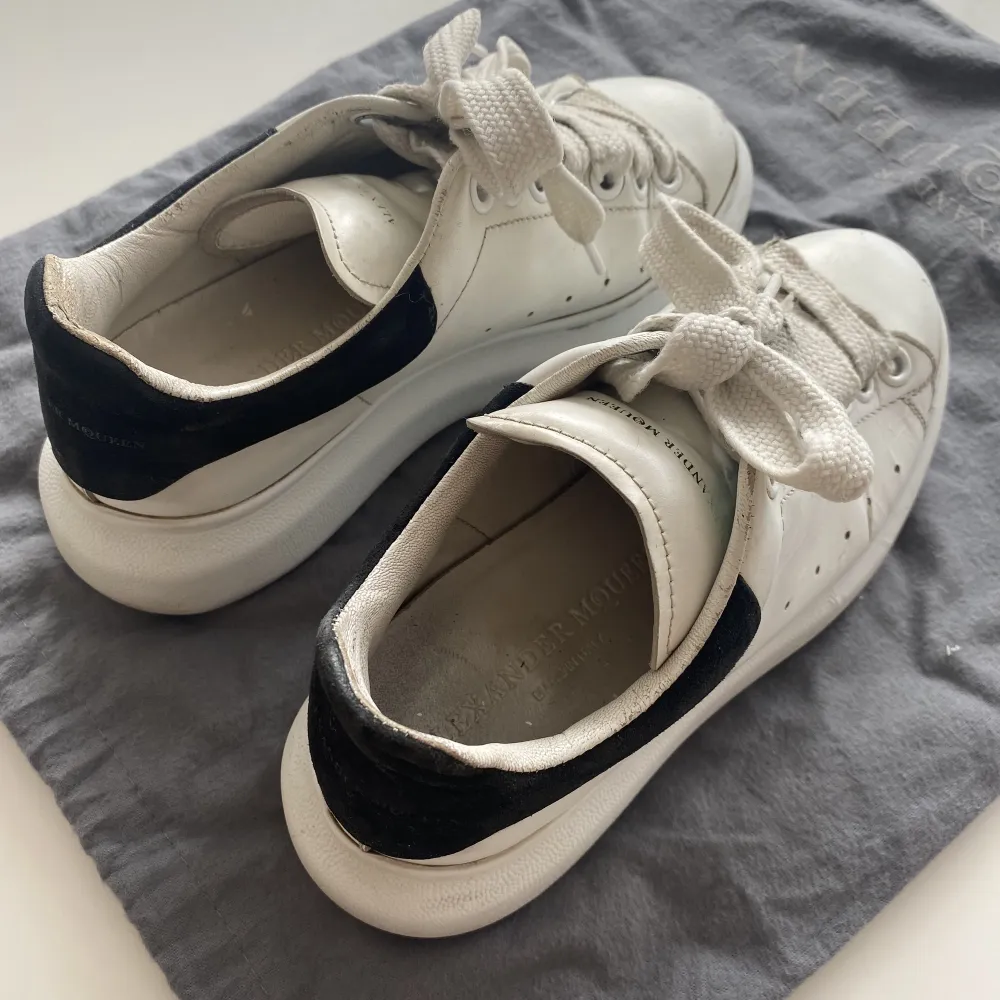 säljer mina älskade Alexander McQueen sneakers i storlek 36. Lite slitna som syns på bilderna, men inget som syns på långt håll. Pris kan diskuteras vid snabb affär. Skor.