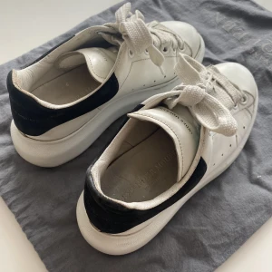 ALEXANDER MCQUEEN SNEAKERS - säljer mina älskade Alexander McQueen sneakers i storlek 36. Lite slitna som syns på bilderna, men inget som syns på långt håll. Pris kan diskuteras vid snabb affär