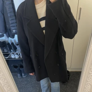 Esprit  - Marinblå kappa från esprit i storlek S! Lyxigt ullmaterial och den är i fint skick (endast använd fåtal gånger!) Köptes för runt 1000 kr och mitt pris är 600 kr🤍 Perfekt till våren och höst!